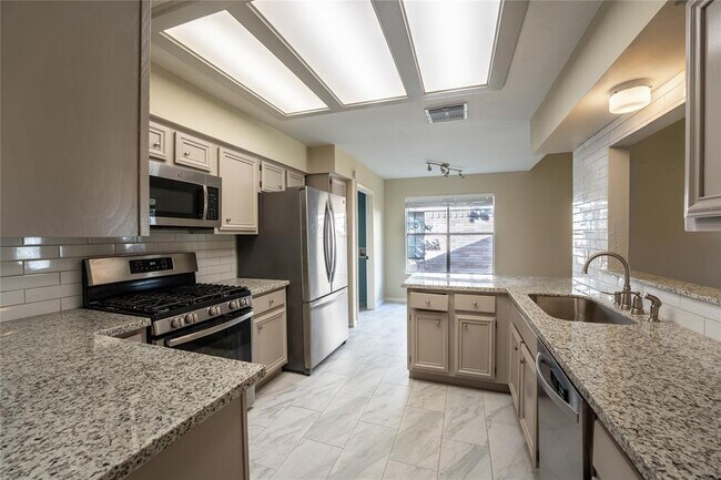 Building Photo - 12026 Hedgegate Dr
