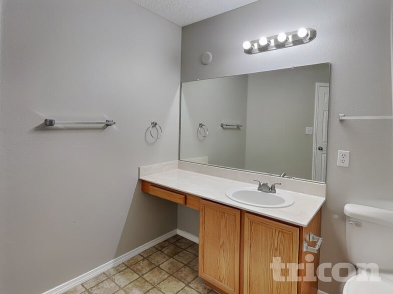 Building Photo - 5208 Clovis Ct NE