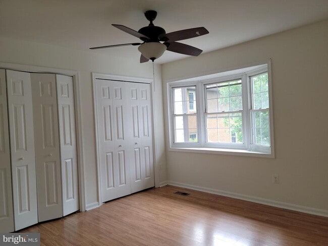 Building Photo - 284 Oakwood Village Ct