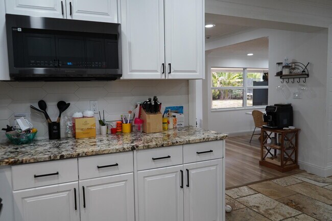 Building Photo - 7131 Oakmont Dr