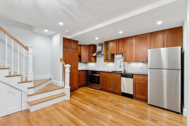 Building Photo - 241 Beacon St