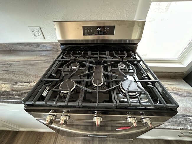 Building Photo - 3 Bedroom 1 Bath Beautiful House with Fenced Yard & Garage