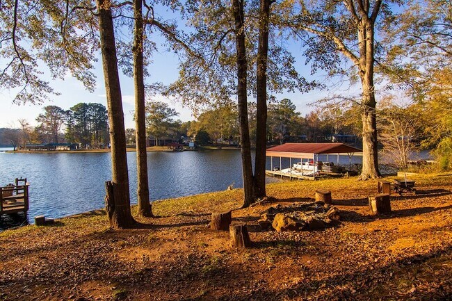 Building Photo - 1631 W Pine Lake Dr