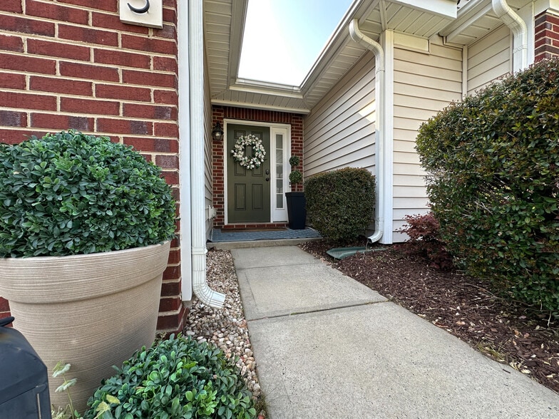 Building Photo - Room in House on Sunburst Ln