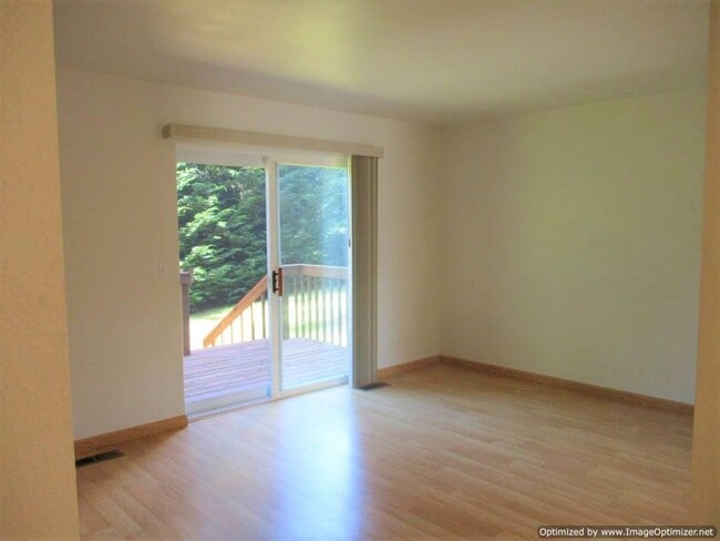 Building Photo - 2 Bedroom, 1.5 Bathroom Townhouse in Port ...