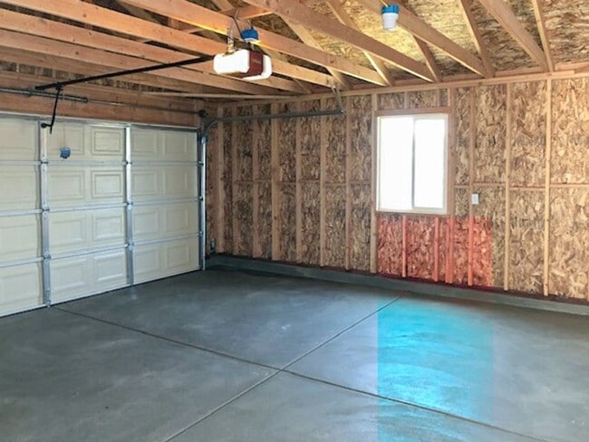 Building Photo - Newer home for rent on large lot!