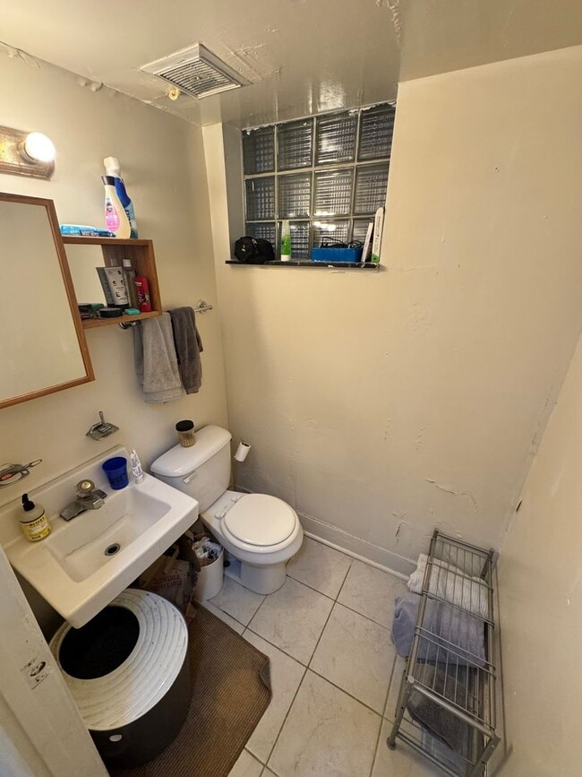 Building Photo - 3 bed 2 bath close to VCU