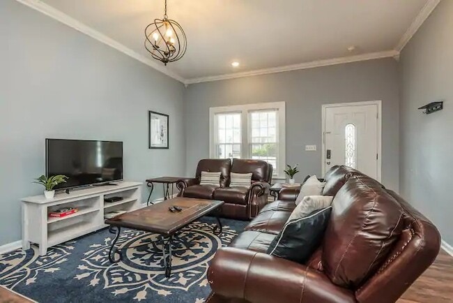 Building Photo - 466 E Brandeis Ave