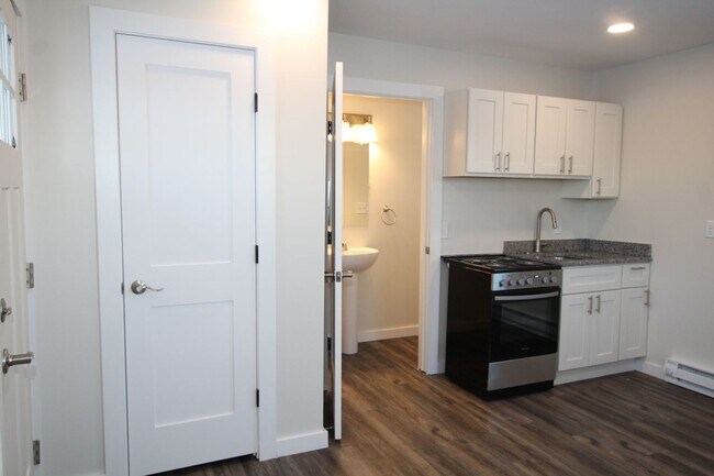 Building Photo - Beautifully remodeled and completed efficiency studio "FREE MONTH OF RENT!*"