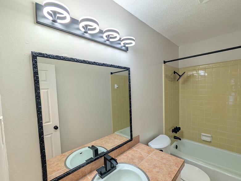 Building Photo - 9508 Labette Dr