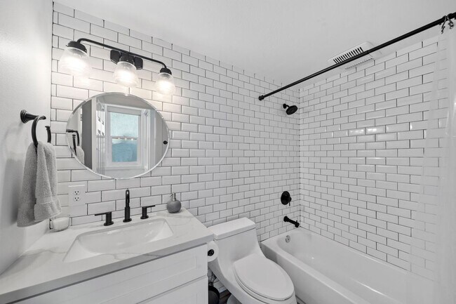 Building Photo - 310 18th St