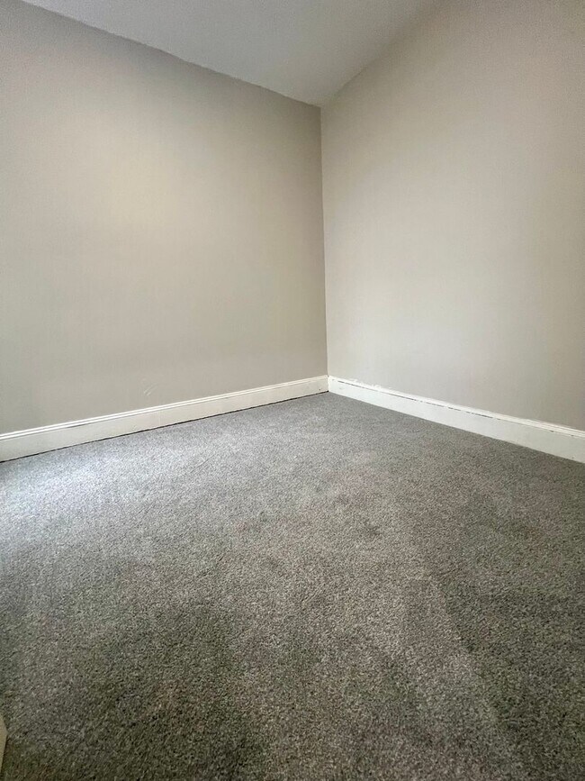 Building Photo - Newly Renovated 3-Bedroom Townhome! Available NOW!