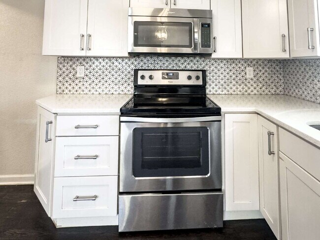 Building Photo - "Spacious 5-Bedroom Gem on Locust Street – 2,053 Sq. Ft. of Comfort in Denver's Heart!"