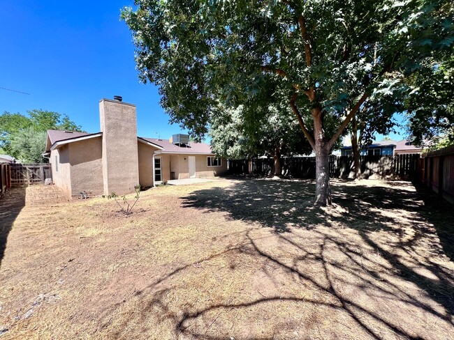 Building Photo - $2,250 Ashlan & Cornelia, 3 Bedroom House-...