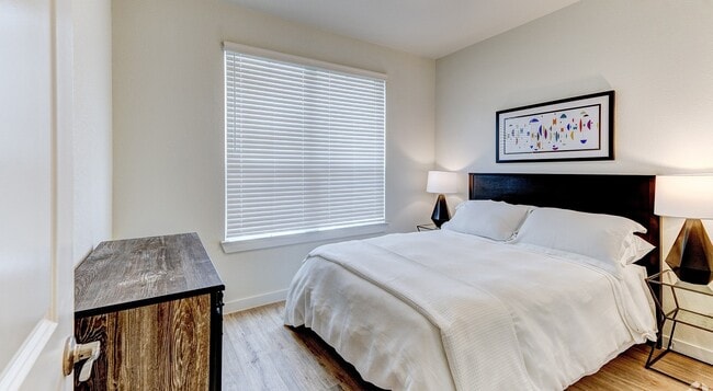 Building Photo - 629 Canvas Ave