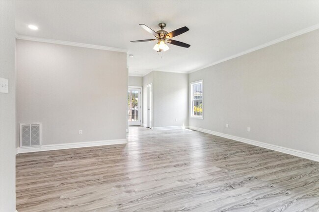 Building Photo - Renovated 5-bedroom 3.5-bathroom home loca...