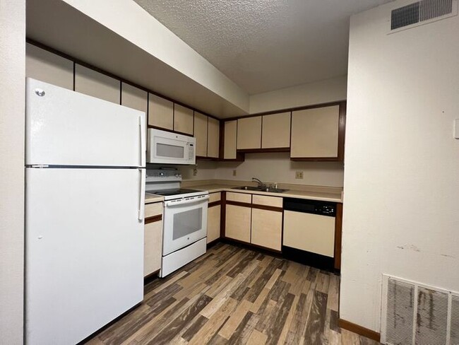 Building Photo - $1,095 | 2 Bedroom, 1 Bathroom Condo | Pet...