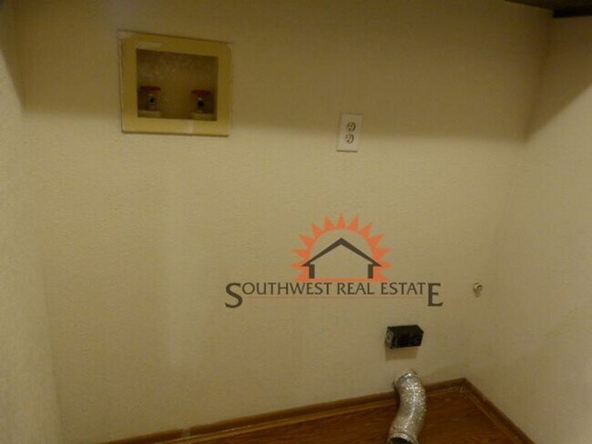 Building Photo - Beautiful 3 bedroom 2 bath brick home