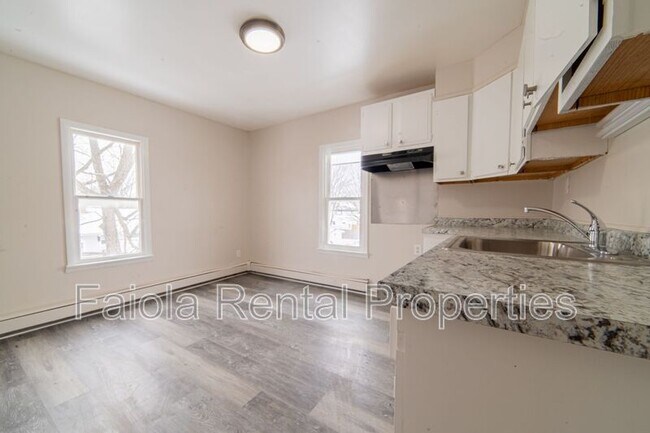 Building Photo - 202 N 7th St