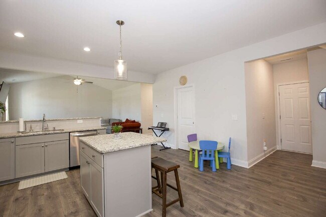 Building Photo - "Spacious 4-Bedroom Gem with 3 Full Baths - 2344 Sq Ft of Comfort on Stackhouse Drive!"