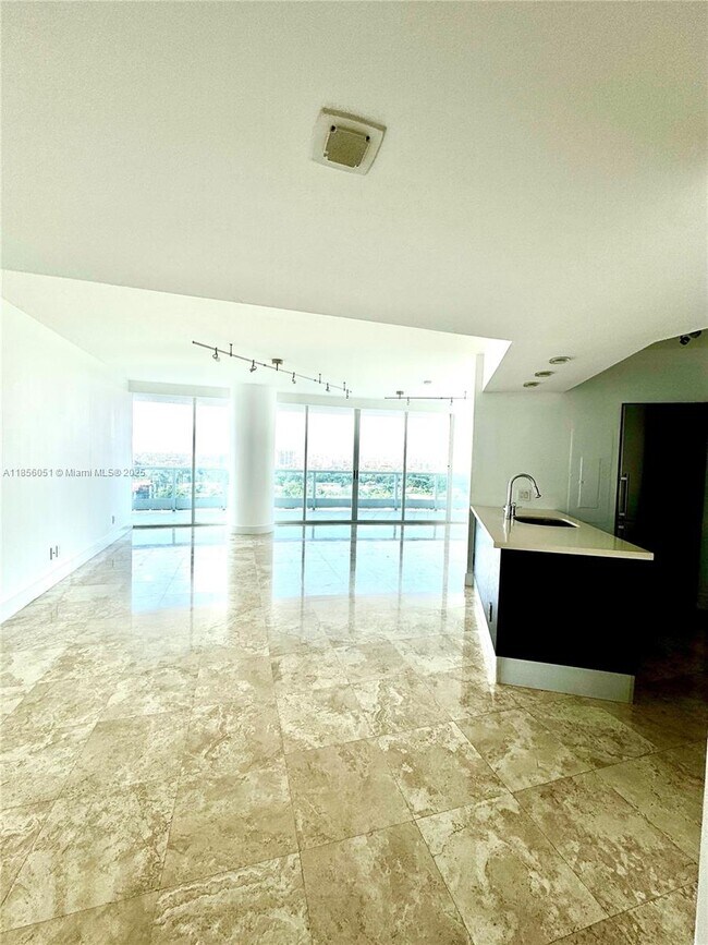 Building Photo - 2127 Brickell Ave