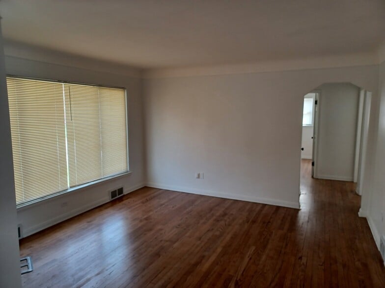 Building Photo - 9814 Quandt Ave