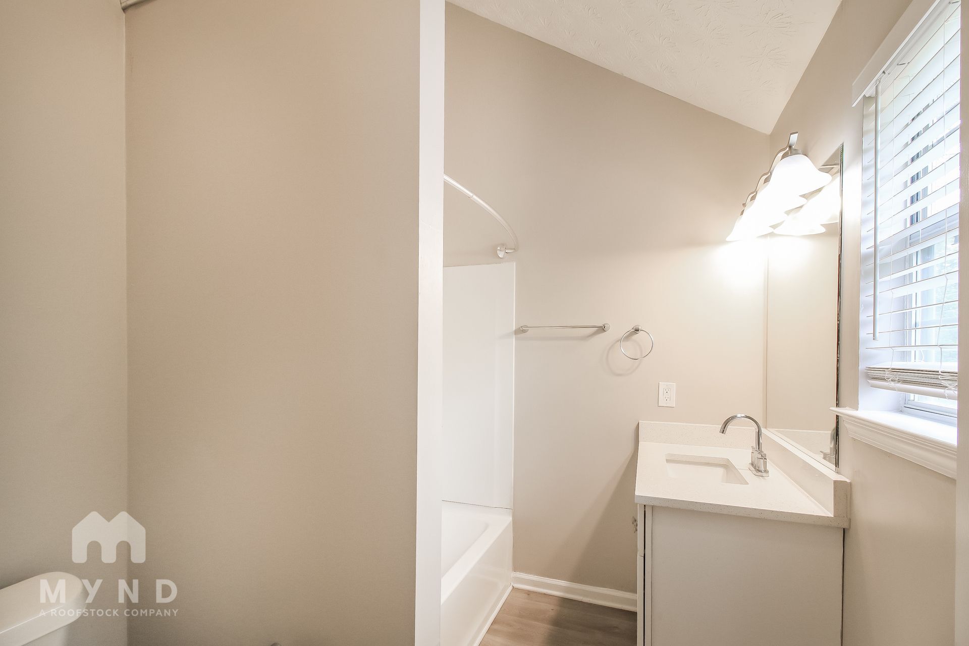 Building Photo - 737 Lilac Dr