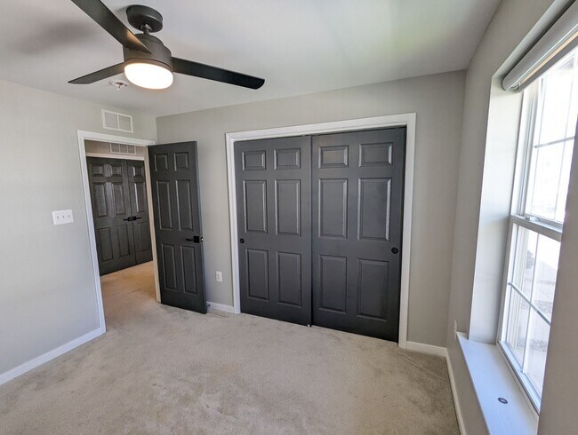 Building Photo - Two Level END UNIT condo in East of Market...