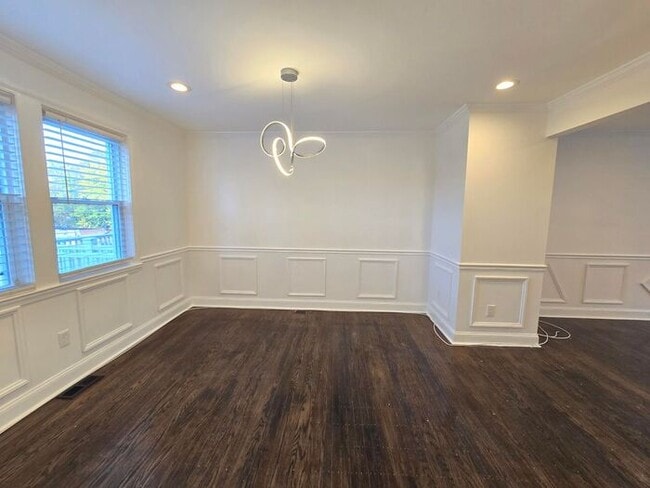 Building Photo - 4 Bedrooms 3 Bathrooms