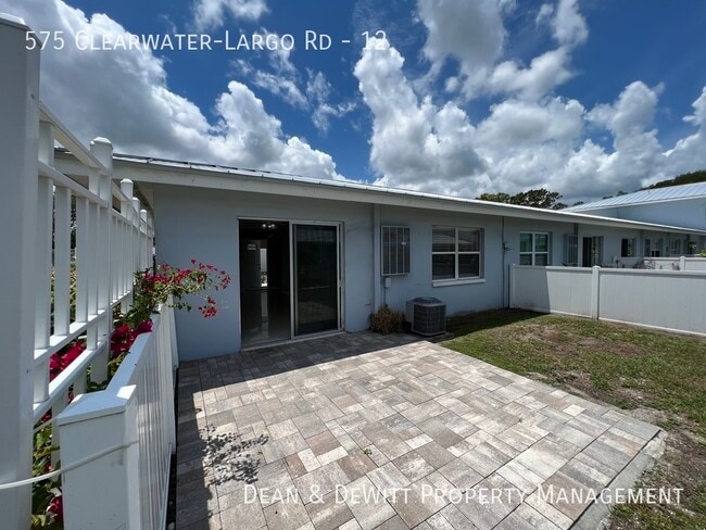 Building Photo - 575 Clearwater Largo Rd