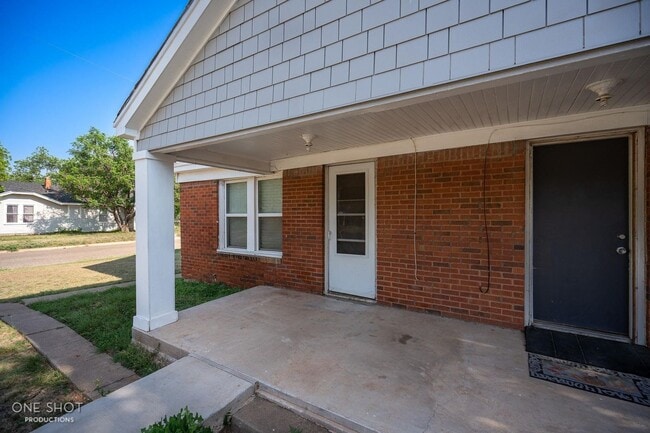 Building Photo - 2744 Russell Ave