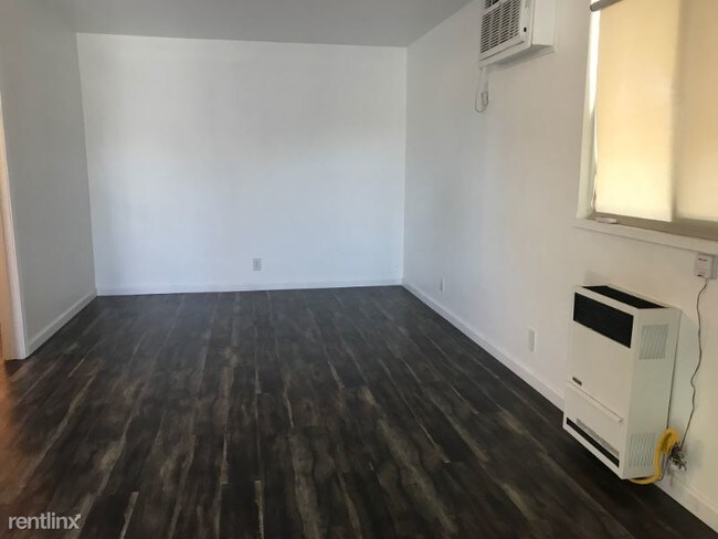 Building Photo - Studio, 1 bath Apartment - 144 Wonder St.