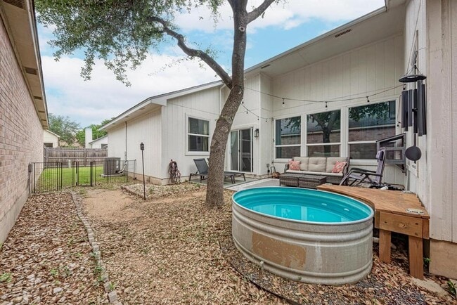 Building Photo - 922 Thackeray Ln
