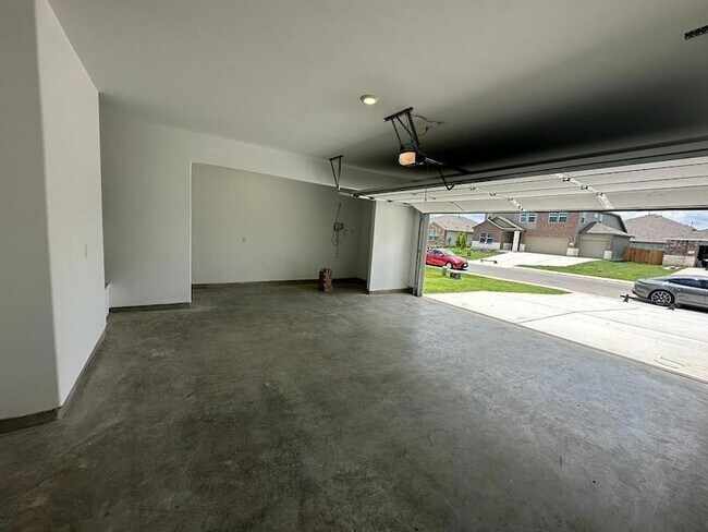 Building Photo - 220 River Rise Rd