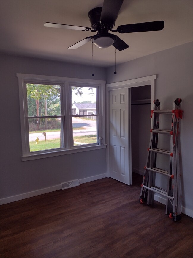 Building Photo - 2525 Deerfield Dr