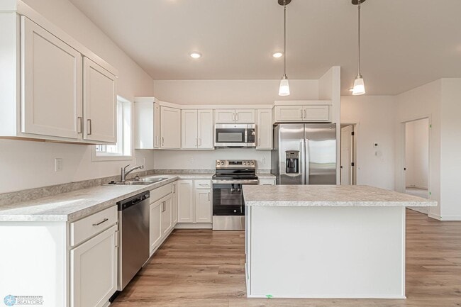 Building Photo - 4 bedroom 2 bathroom house