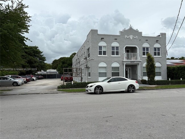 Building Photo - 3237 SW 4th St
