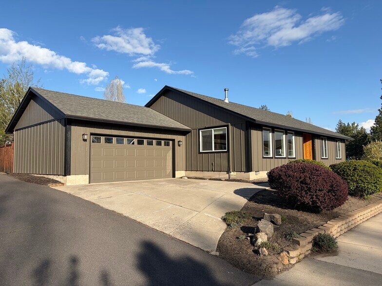 Building Photo - 3062 NW Kelly Hill Ct