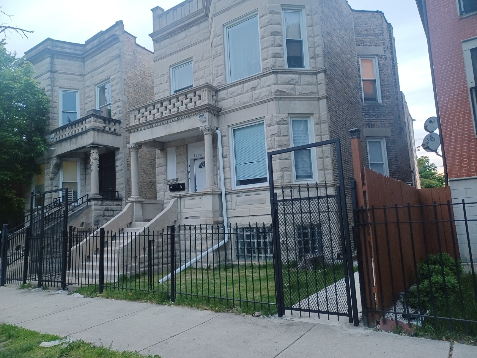 Building Photo - 3528 W 12th Pl