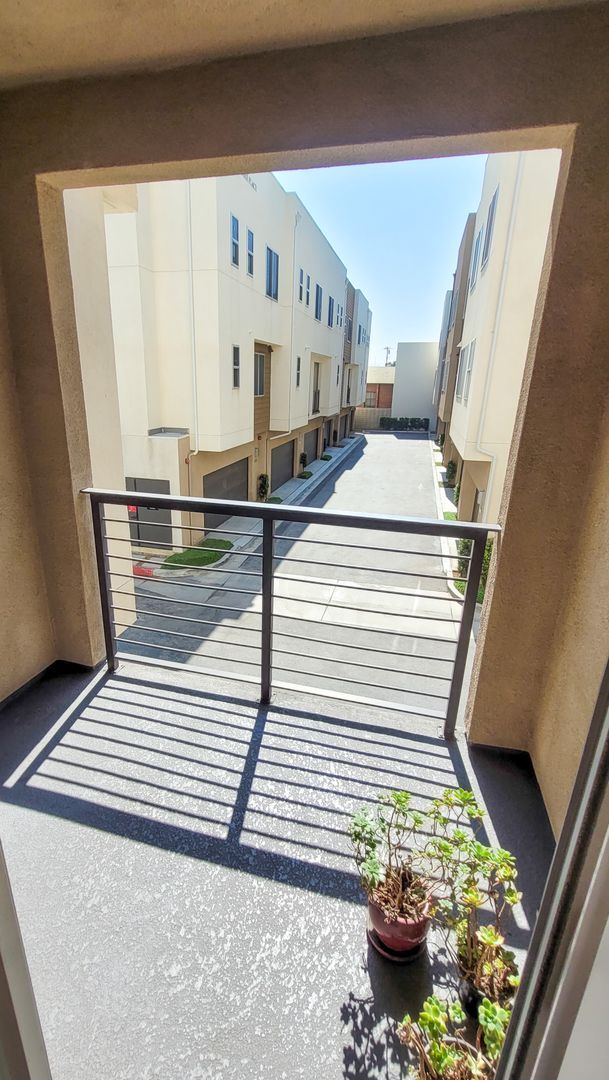 Building Photo - Available! Modern Tri-Level Smart Townhome – Montebello South 1/2 Months FREE