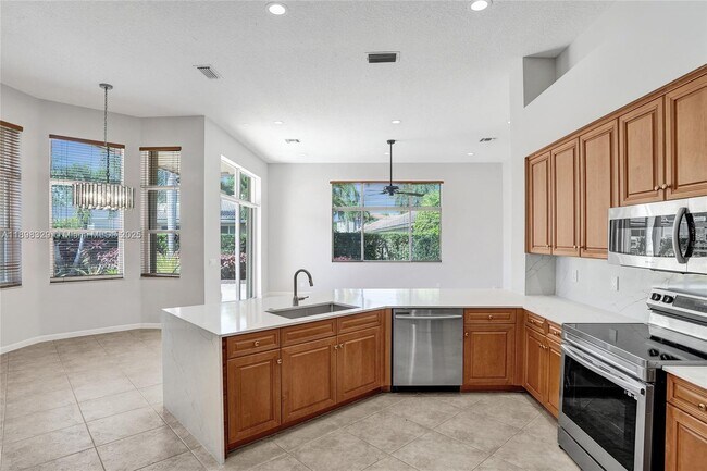 Building Photo - 2553 Jardin Manor