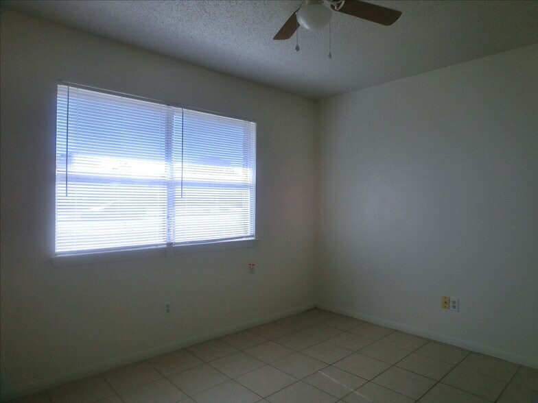 Building Photo - 302 Sorrell Dr
