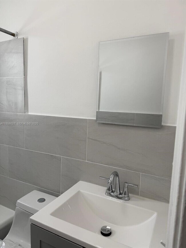 Building Photo - 1432 NE 163rd St