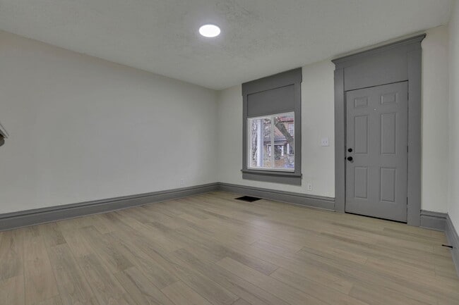 Building Photo - 112 S Cypress Ave
