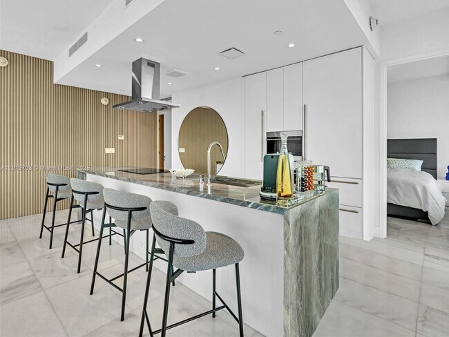 Building Photo - 700 NE 26th Terrace