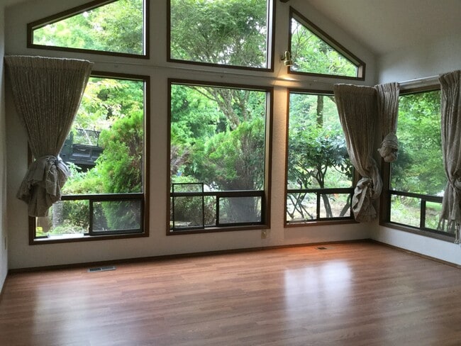 Building Photo - Magnificent Somerset Home on Cul de Sac!