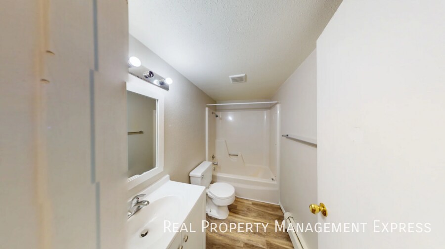 Building Photo - 2 Bed 1 Bath Apartment