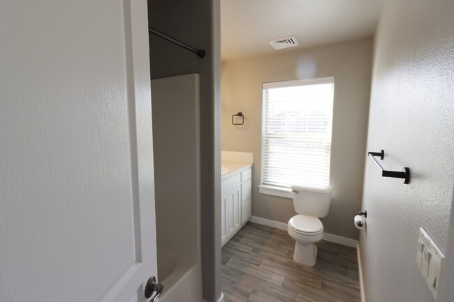 Building Photo - Charming 3-Bedroom Home with Designer Touc...