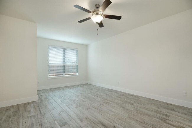 Building Photo - 438 Parkline Dr