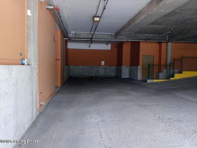 Building Photo - 2415 Brownsboro Rd